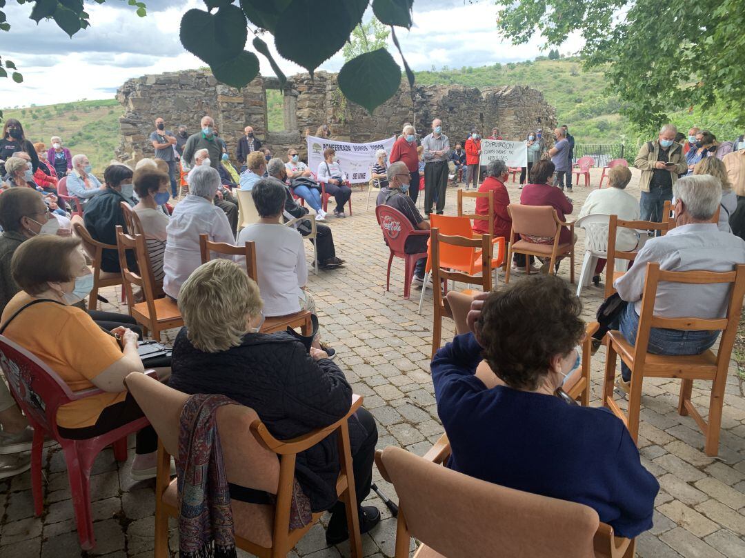 Los habitantes de Los Barrios, Villar de los Barrios y Salas de los Barrios se preguntan por qué se les reducen sus servicios si pagan los mismos impuestos 