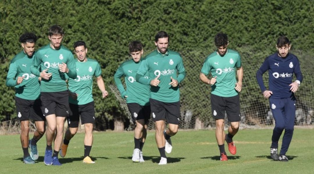 Los jugadores trotan en el campo 1 de La Albericia en la sesión regenerativa del domingo