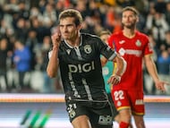 Iñigo Córdoba, jugador del Burgos, celebra su gol ante el Getafe