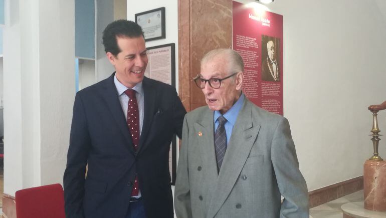 El alcalde de Elda, Rubén Alfaro, recibe en el Ayuntamiento al actor José Albert García 