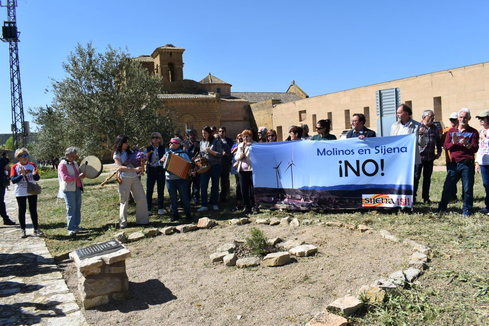 Concentración contra los molinos de viento en Sijena