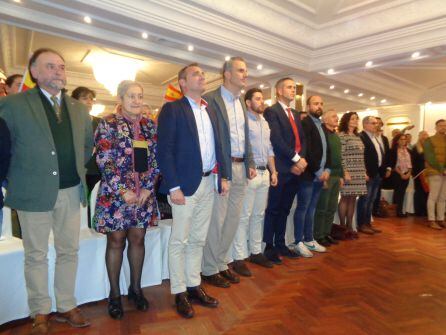 El acto concluyó con el público en pie escuchando una versión reducida del himno nacional