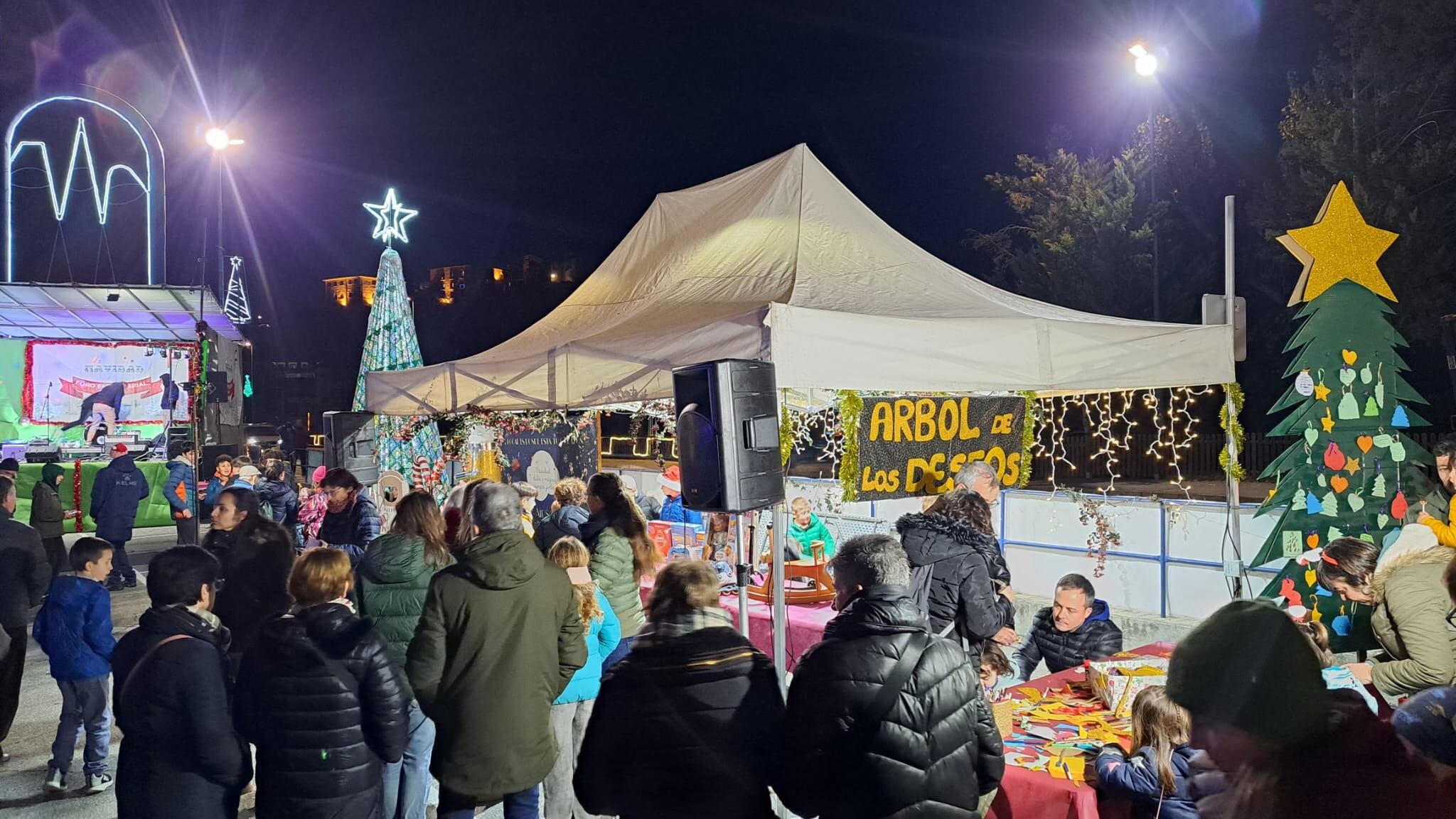 Árbol de los deseos en el Mercadillo de Navidad en Aínsa