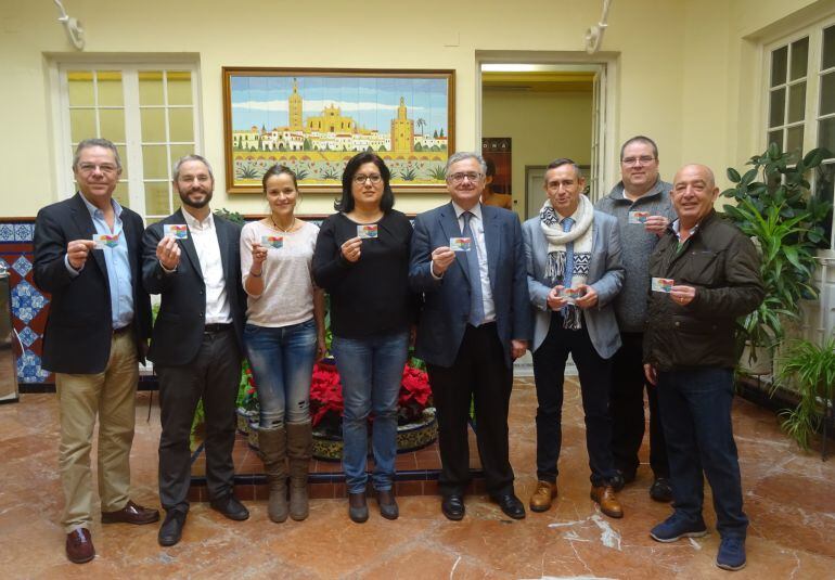 Salomón Hachuel, Juan José Egea, Cindia Morales, Amparo Remesa, Antonio Yélamo, José Miguel Borrego, Mathew John Keni y Manuel Borjaabad, muestran su carnet de donante de órganos