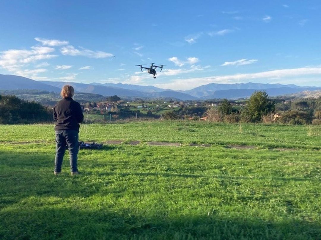 La investigadora Viola Bruschi maneja un dron