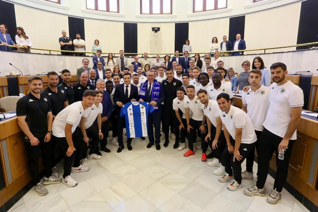 Toni Pérez, presidente de la Diputación, junto a los jugadores del Hércules en la recepción oficial