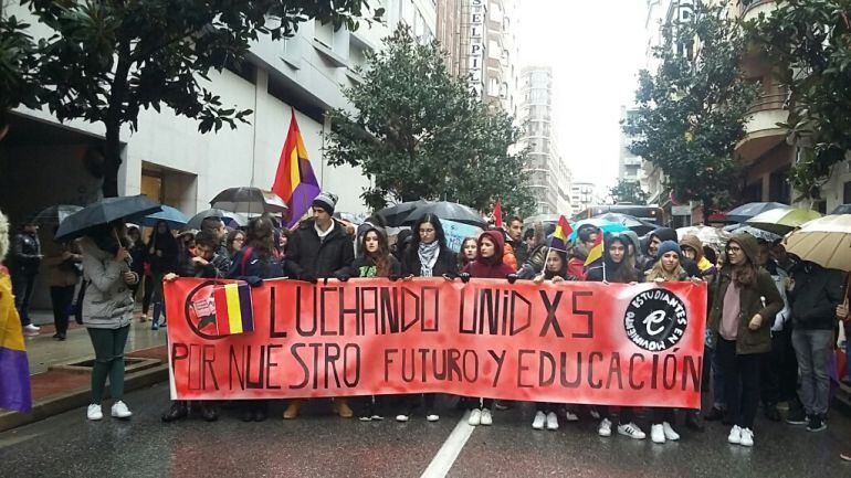 Pancarta frontal en la manifestación celebrada en Ponferrada