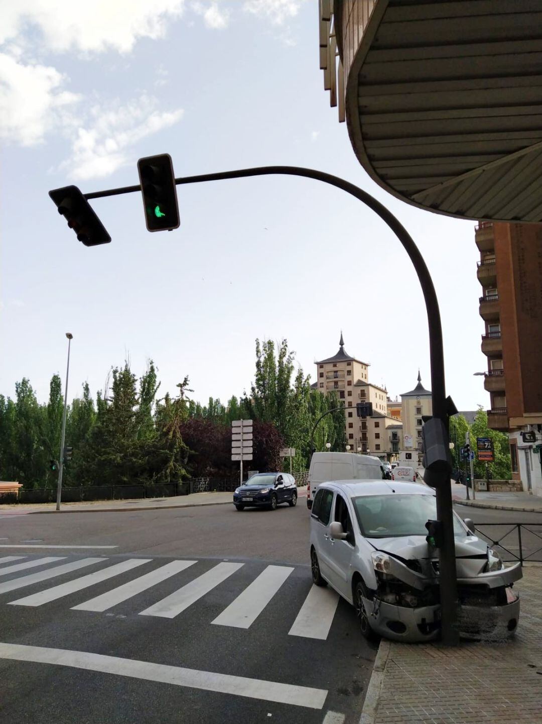 Así quedaban coche y semáforo tras el accidente