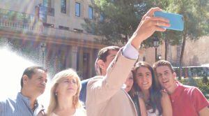 El alcalde de Albacete, Javier Cuenca, se hace un selfie con los manchegos de la feria