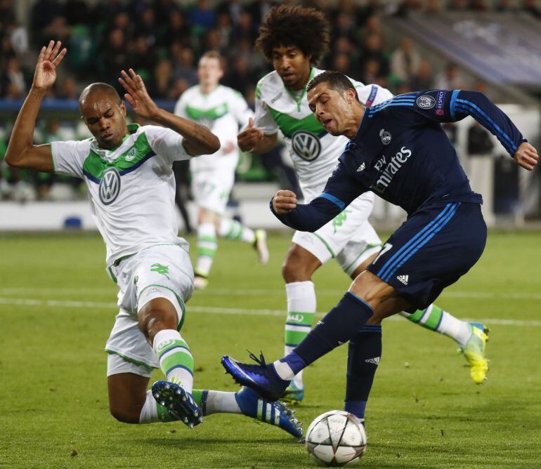 Cristiano Ronaldo en una acción ante Naldo en la derrota de ayer ante el Wolfsburgo 