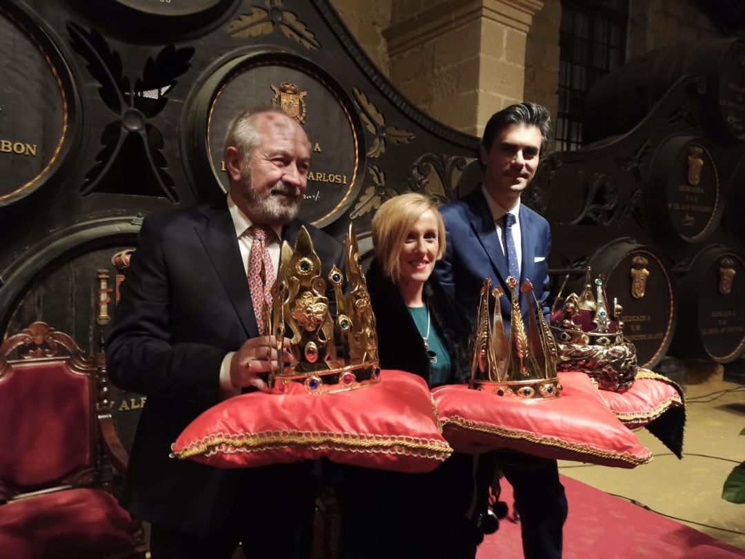 Los representantes de los Reyes Magos reciben sus coronas