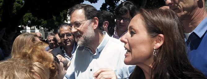 El presidente del PP, Mariano Rajoy, y la candidata al ayuntamiento de Santa Cruz de Tenerife, Cristina Tavío, este lunes en la capital tinerfeña