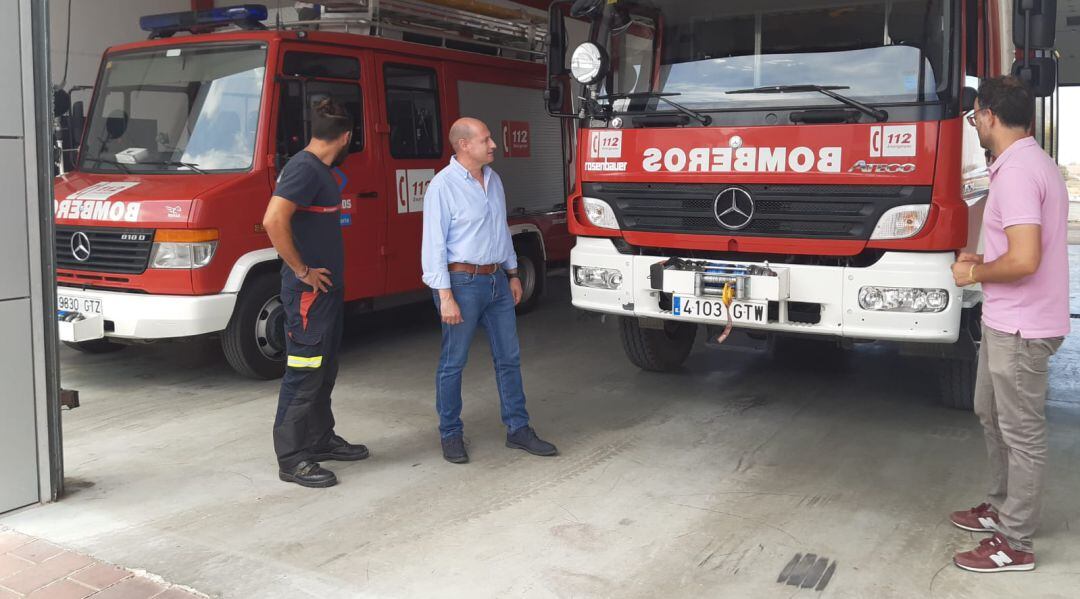 El diputado de Servicios Municipales, José Luis Hidalgo (segundo por la izquierda), durante su visita al parque de bomberos de Peal.