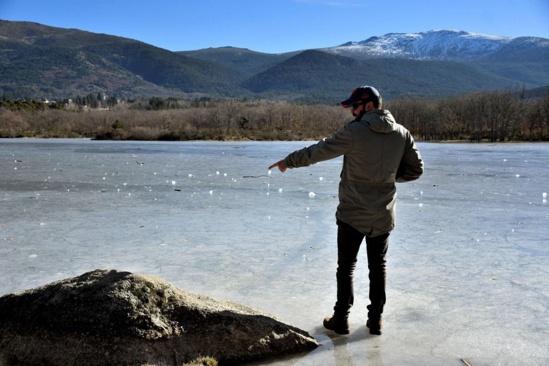 Embalse de El Pontón, entre los términos de La Granja de San Ildefosno y Palazuelos de Eresma (Segovia), con la superficie helada debido a las bajas temperaturas registradas en la zona. 