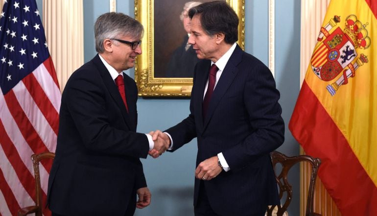 SHM11 - WASHINGTON (DC, EEUU), 17/06/2015.- El secretario de Estado de Asuntos Exteriores español, Ignacio Ybáñez (i), estrecha la mano del subsecretario de Estado de EE.UU., Anthony Blinken (d), al firmar el Convenio de Cooperación de Defensa entre España y Estados Unidos hoy, miércoles 17 de junio 2015, en la sede del Departamento de Estado en Washington, DC. España y EEUU suscribieron hoy el acuerdo que permitirá al Pentágono el uso permanente de la base aérea de Morón (Sevilla, sur español) y un aumento de tropas y aeronaves para responder con rapidez a crisis en África, Europa y Oriente Medio. EFE/Lenin Nolly