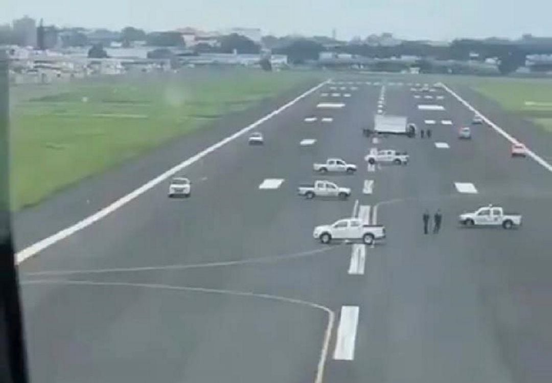 Vehículos en la pista de aterrizaje del aeropuerto de Guayaquil. 