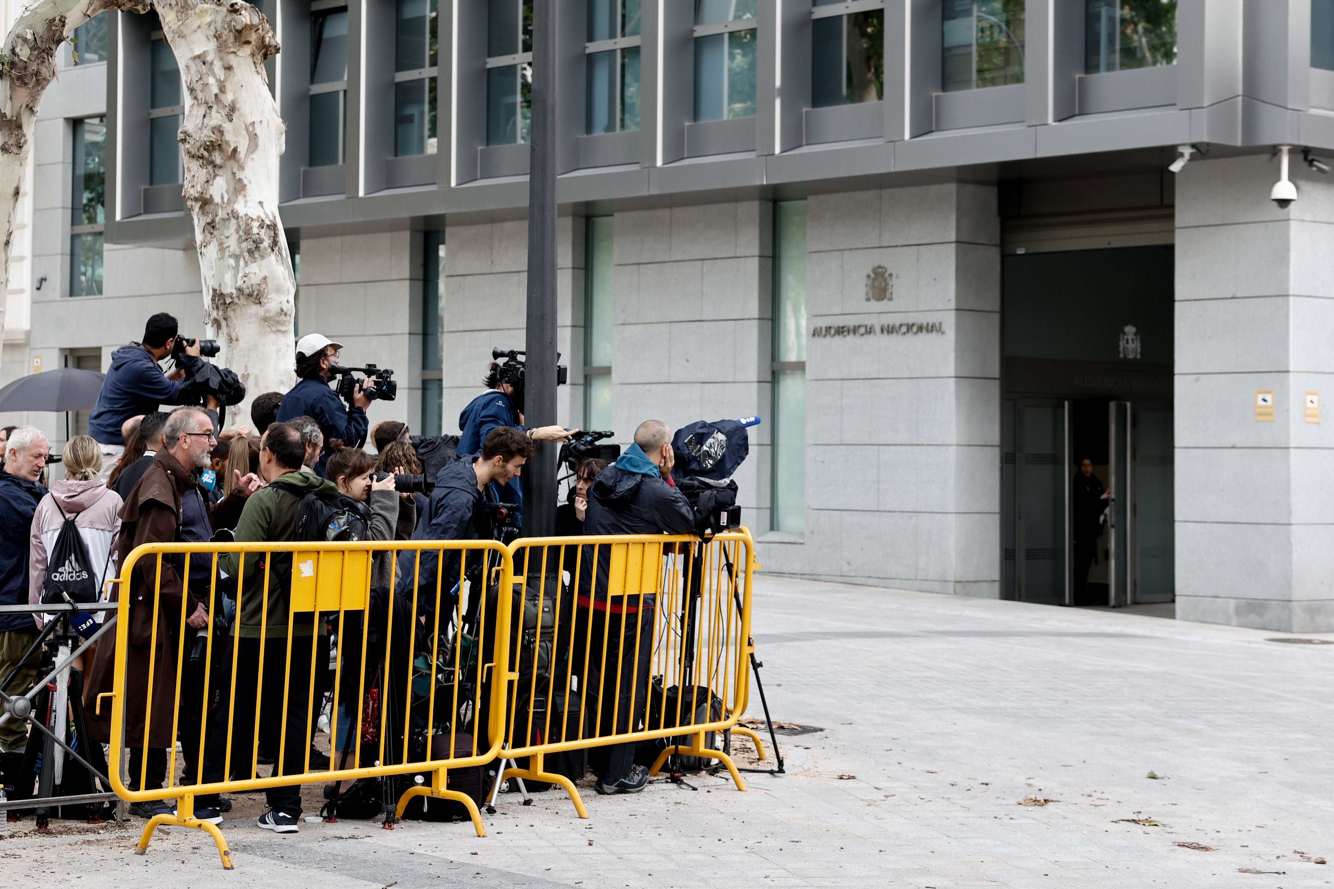 GRAF818. MADRID, 15/09/2023.- Numerosos medios apostados a las puertas de la Audiencia Nacional, donde el ya expresidente de la Real Federación Española de Fútbol (RFEF) Luis Rubiales declara este viernes como investigado por presunta agresión sexual y coacciones en relación al beso que le dio a la jugadora Jenni Hermoso tras la final del Mundial en Sídney. EFE/ Sergio Pérez
