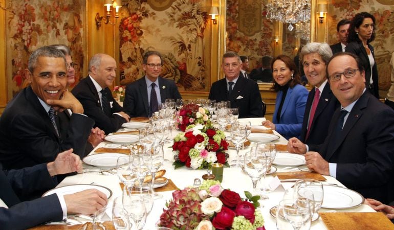 El presidente de Estados Unidos, Barack Obama, cena con el presidente francés, Francois Hollande, y otros funcionarios de ambos países, en París (Francia).