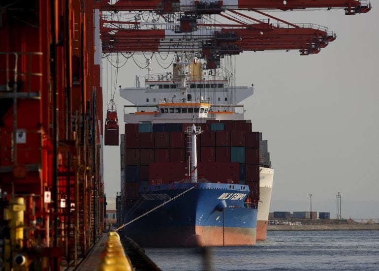 Barco contáiner en puerto.