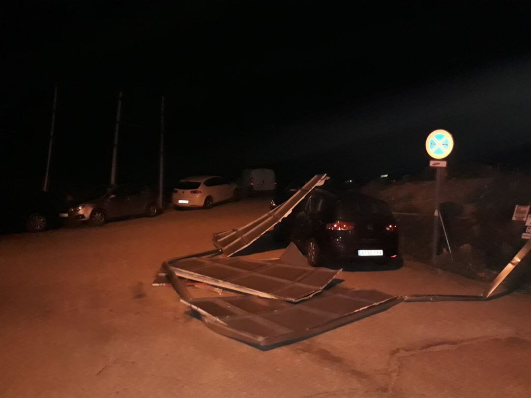 Una de las vallas caída junto al Hospital General