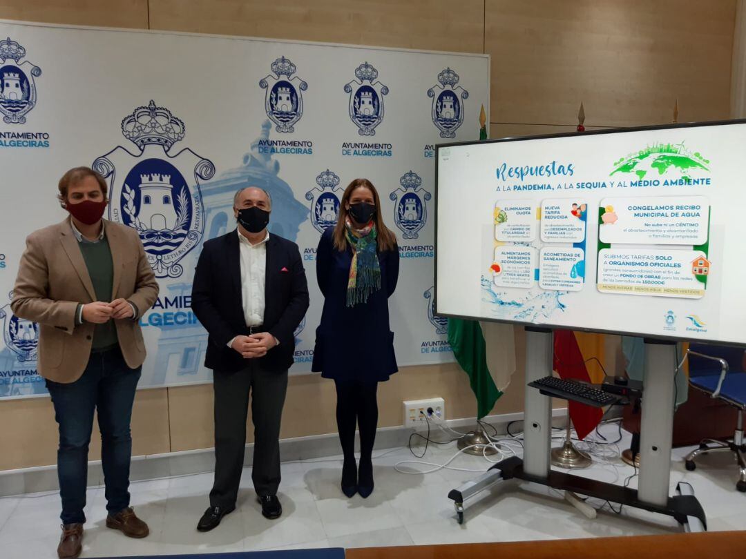 El alcalde, José Ignacio Landaluce, junto a los ediles Javier Vázquez Hueso y María Solanes.