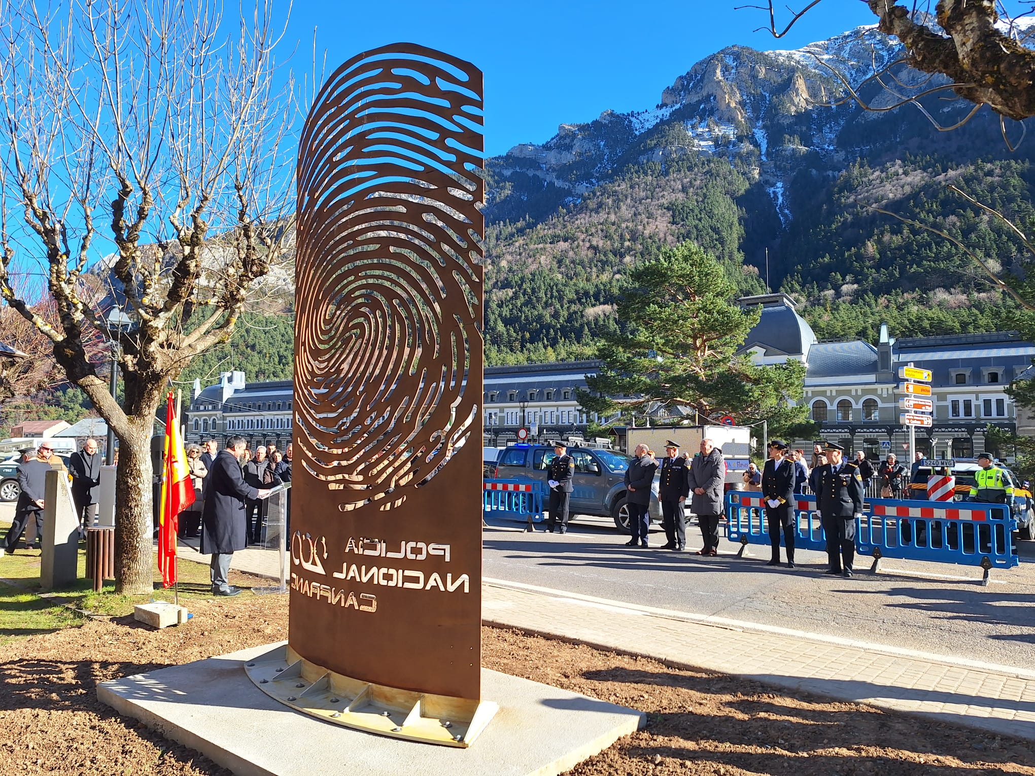 Escultura de la Policía Nacional frente a la Estación de Canfranc