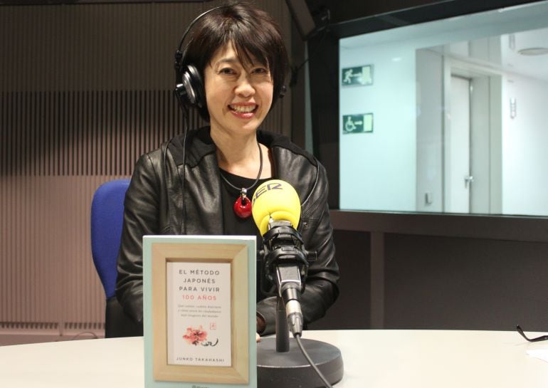 La periodista japonesa, Junko Takahashi, charla sobre su libro, &#039;El método japonés para vivir 100 años&#039;, en &#039;Hoy por hoy&#039; con Gemma Nierga. 