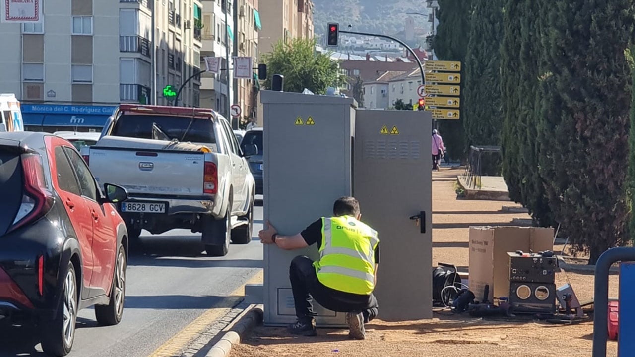 Instalación de sensores para el control de la contaminación por tráfico en una de las entradas a Granada