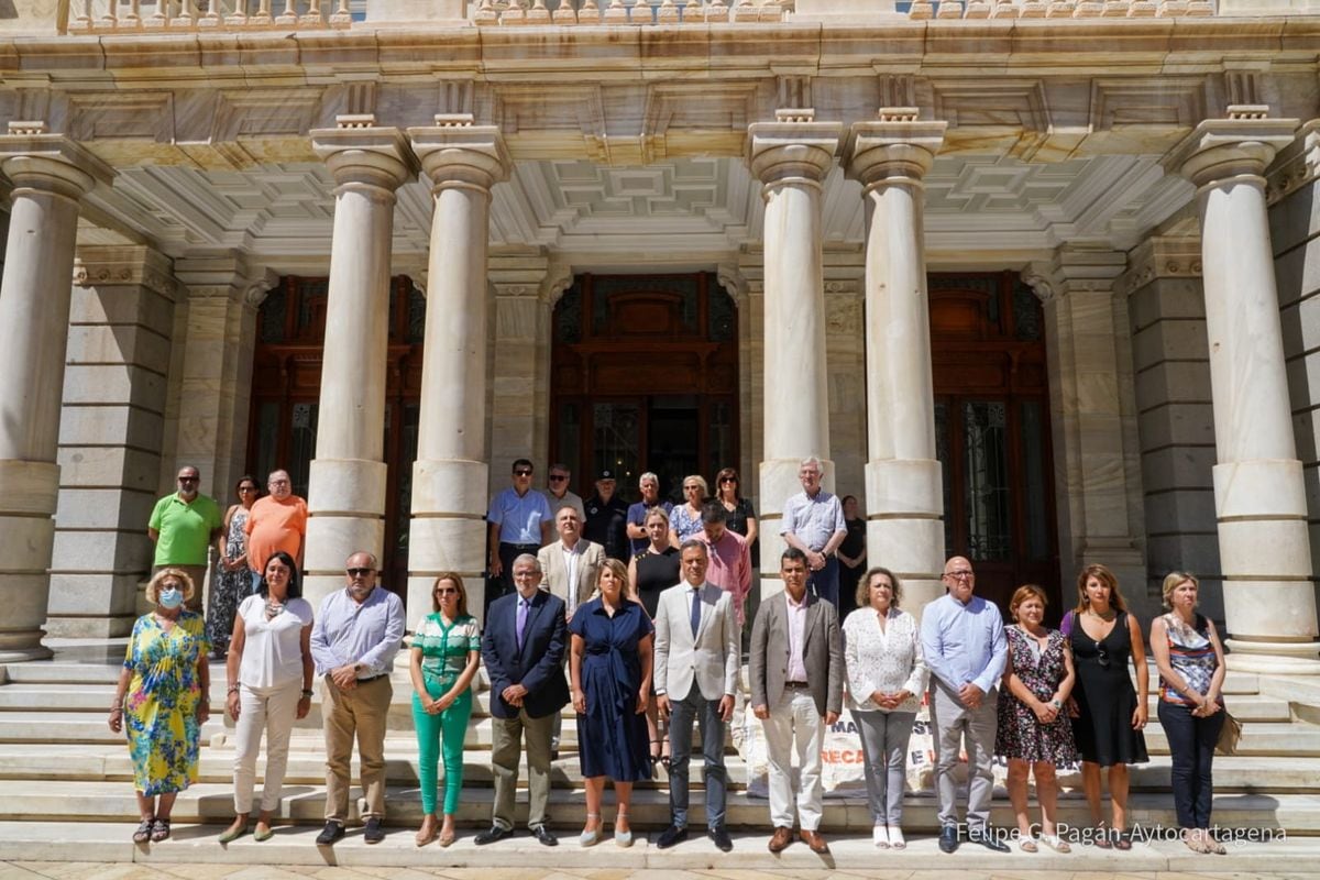 Concentración a las puertas del palacio consistorial de Cartagena, con motivo del 25 aniversario del asesinato del concejal del PP, Miguel Ángel Blanco, a manos de ETA. Ayuntamiento de Cartagena