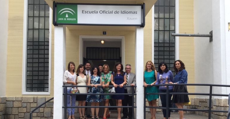 La consejera de Educación, Adelaida de la Calle, junto a otras autoridades a las puertas de la Escuela Oficial de Idiomas.