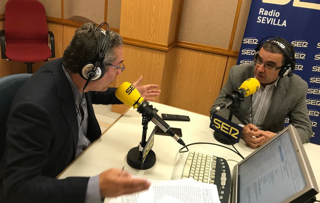 Paco Robles, en el estudio de Radio Sevilla junto a Salomón Hachuel