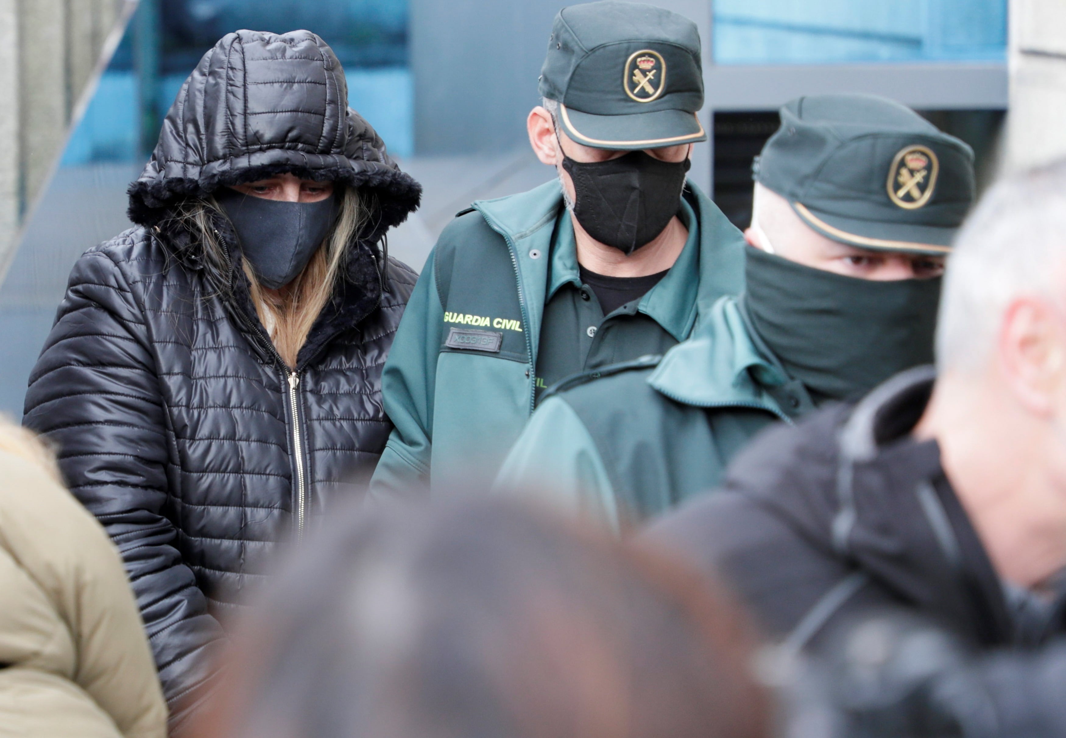 LUGO, 15/02/2022.- La acusada, Ana Sandamil, es custodiada hacia el furgón que la llevará a la cárcel, en la Audiencia Provincial de Lugo tras escuchar el veredicto del jurado popular este martes. El jurado ha declarado unánimemente que Ana Sandamil es culpable de la muerte violenta de su hija Desireé Leal, como se ha conocido este martes en la lectura del veredicto en la Audiencia Provincial de Lugo, por lo que, en la sentencia, se verá si finalmente se le condena a prisión permanente revisable tal y como han demandado las acusaciones. EFE/Eliseo Trigo
