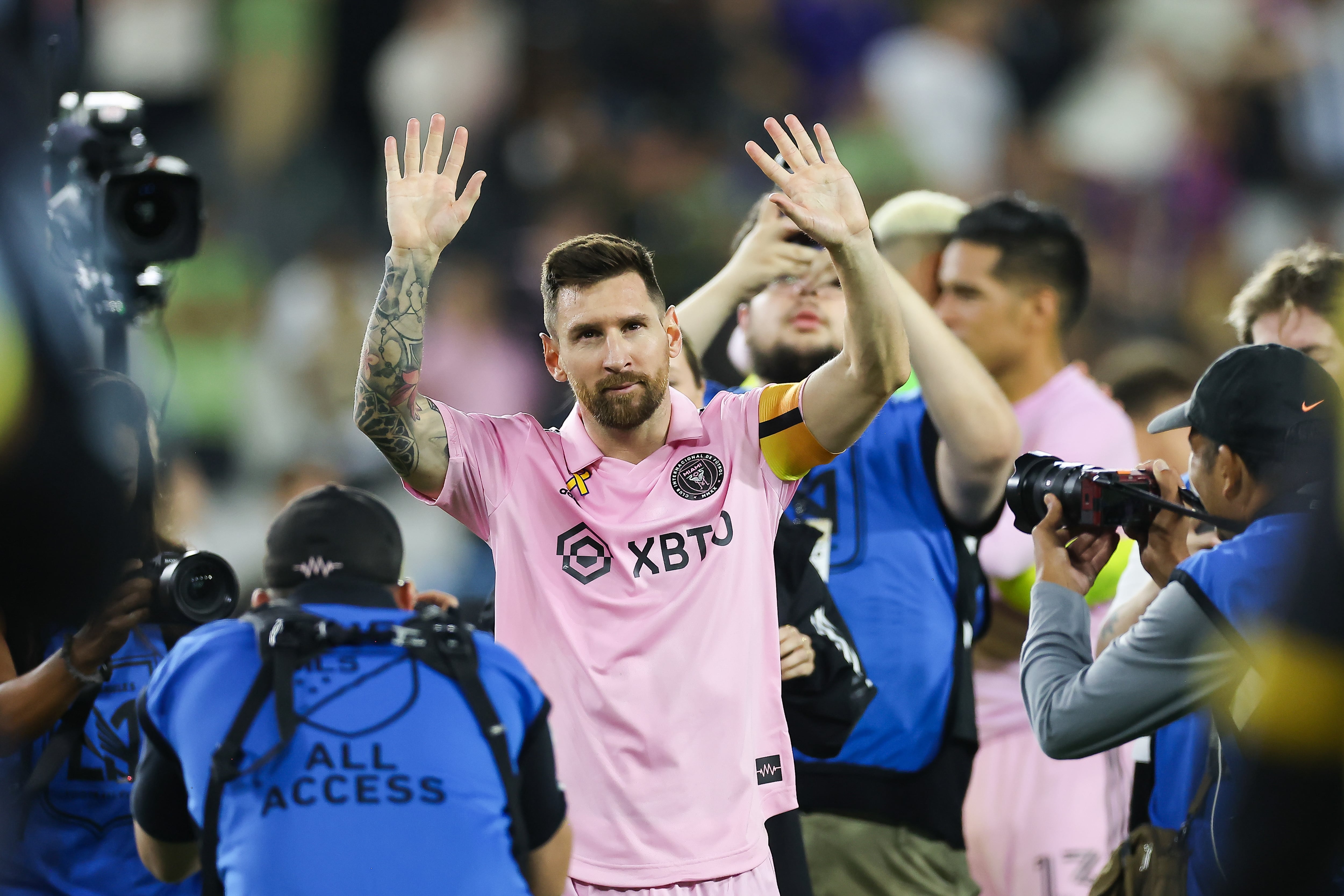 Lionel Messi saluda a la afición del Inter de Miami