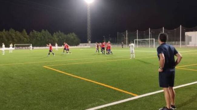 Ximo Enguix atento al partido ante el Alberic Promeses