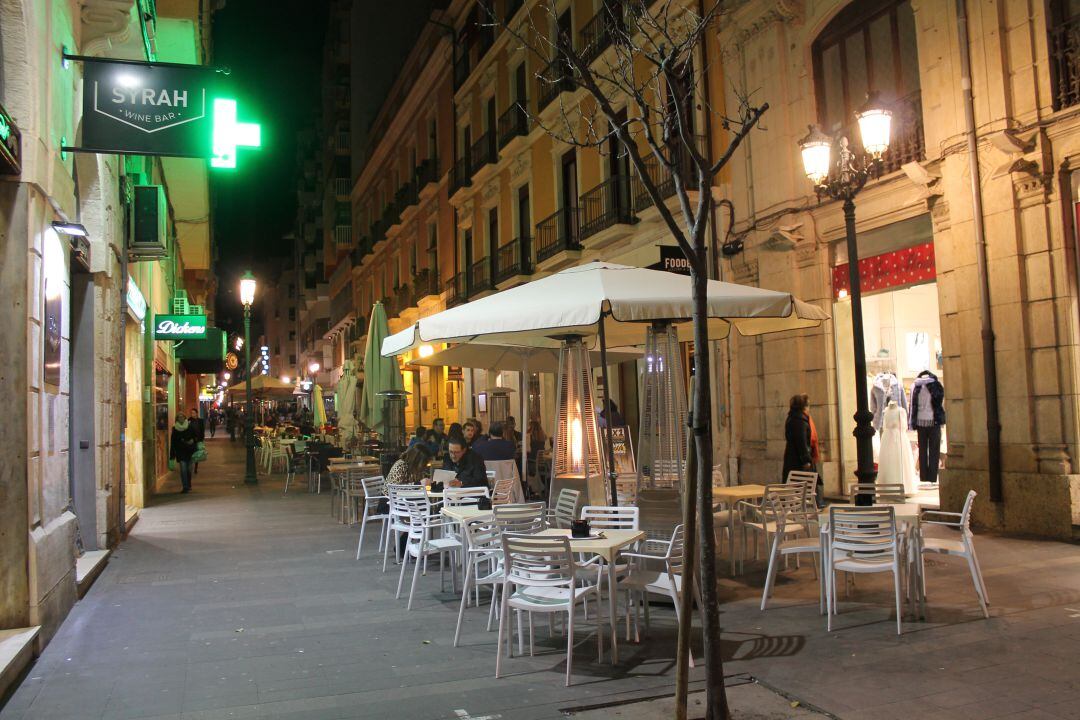 Terrazas en la calle Castaños de Alicante, en una imagen de archivo.