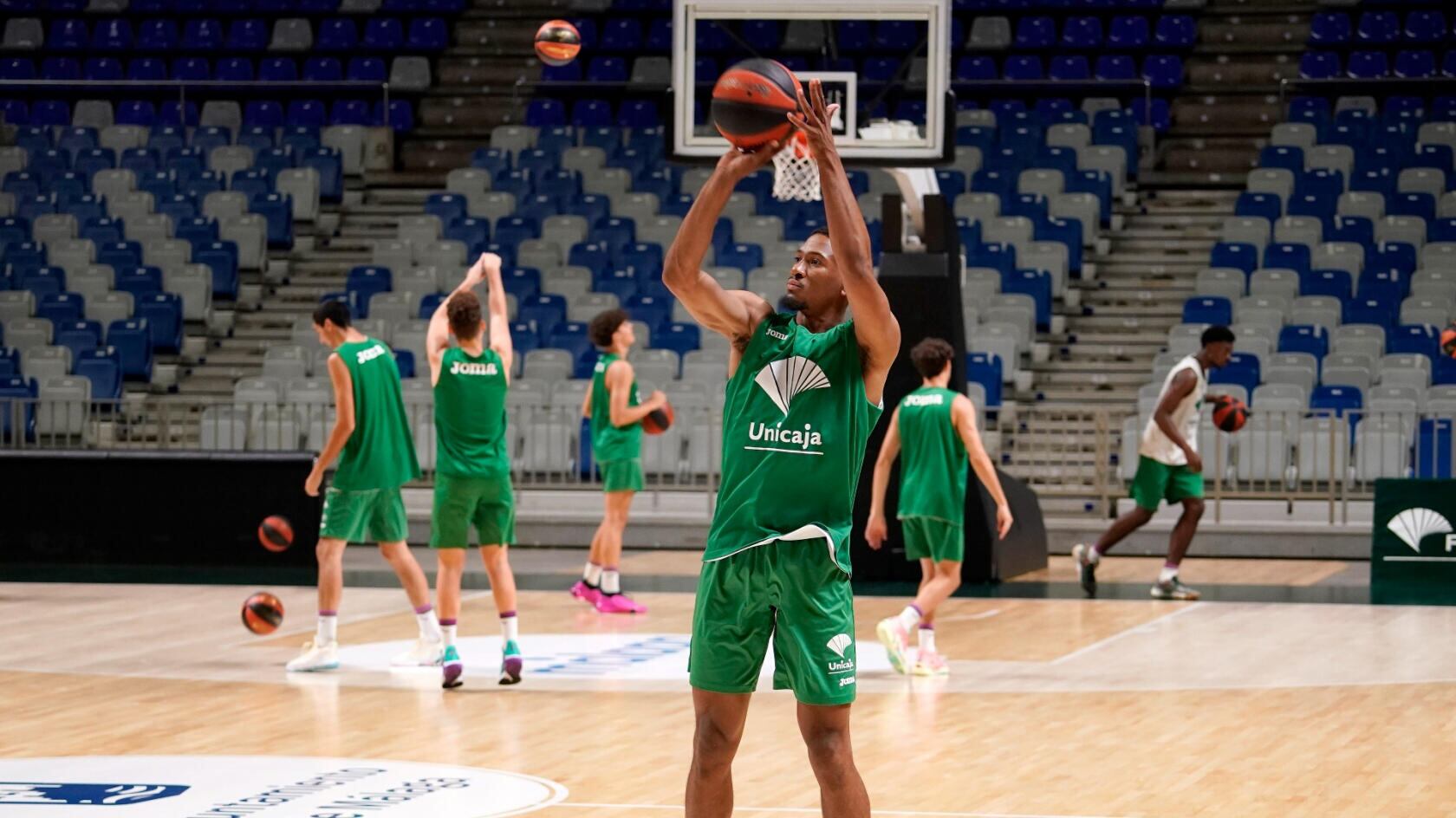 Kameron Taylor lanza a canasta en un entrenamiento