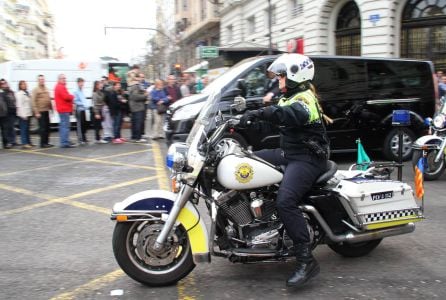 Una agente de la Policía Local montando en una Harley-Davidson