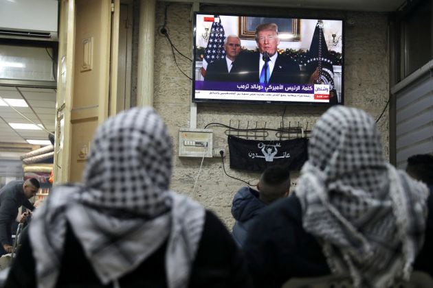 Palestinos ven por televisión el discurso de Trump