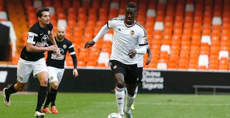 Alex Muñoz persigue a Zahibo, jugador de Valencia Mestalla