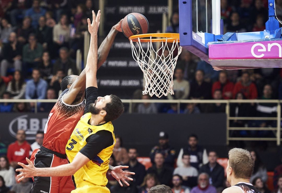 El jugador de Montakit Fuenlabrada Christian Eyenga (i) &#039;posteriza&#039; a Nikola Mirotic (Barça) durante un lance del encuentro. Fueron los dos únicos puntos del congoleño en el partido, mientras que el internacional español terminó con 17 y 7 rebotes.