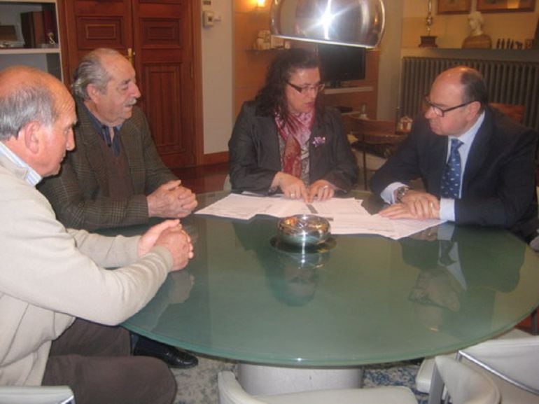 La Alcaldesa de Lantadilla en una reunión mantenida en su día en la Diputación Provincial de Palencia, cuando Enrique Martín era presidente.