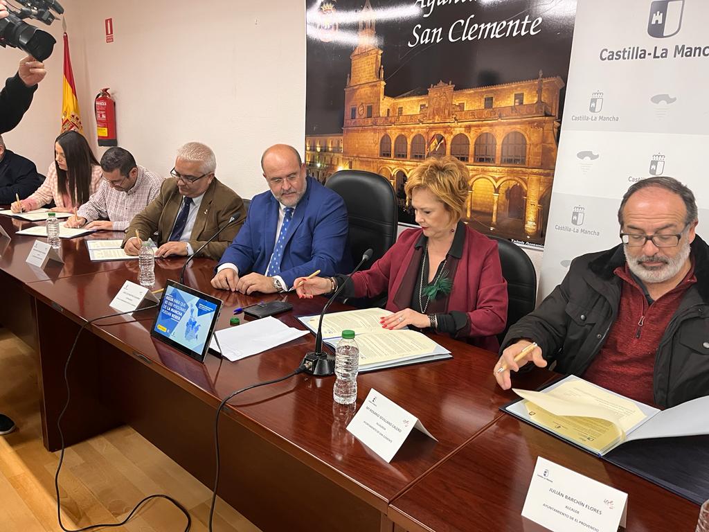 Firma del convenio en el Ayuntamiento de San Clemente