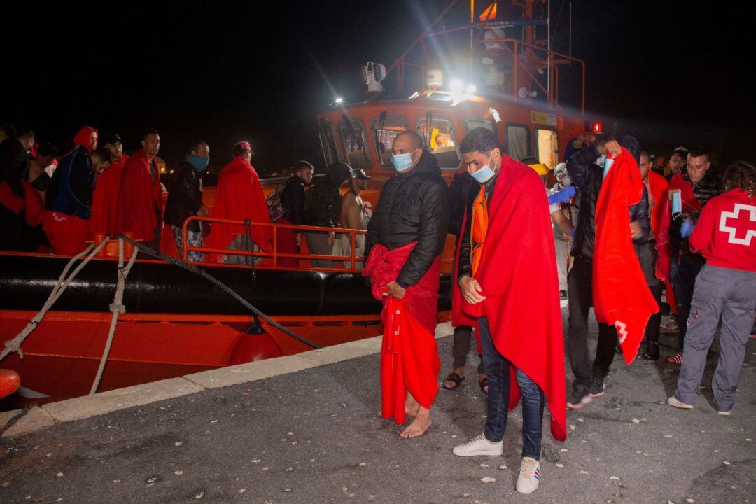 Cruz Roja atiende a los inmigrantes que han sido trasladados por Salvamento Marítimo al puerto de Motril