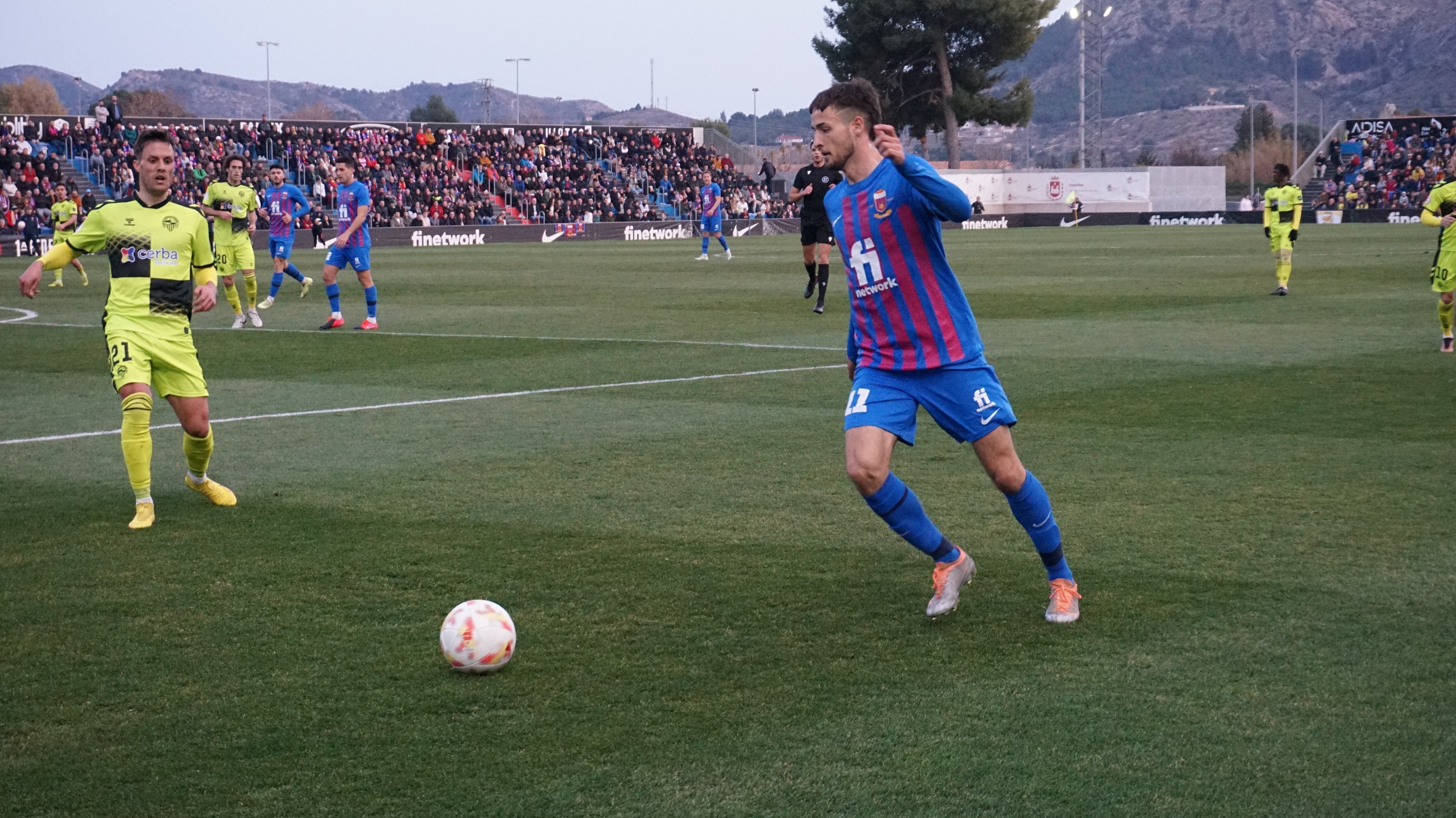 Manu Nieto intenta el centro