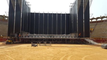 El espectacular escenario que se está montando en la Plaza de Toros de Algeciras para el concierto de El Barrio