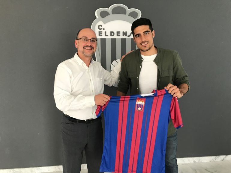 Toni Rodríguez (D) con el presidente del Eldense, José María Roig