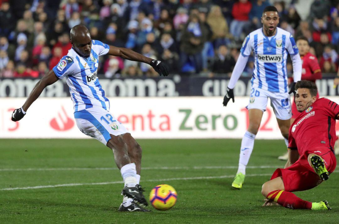 El centrocampista camerunés del C.D. Leganés Allan-Roméo Nyom (i) anota el gol del empate ante el Getafe C.F.