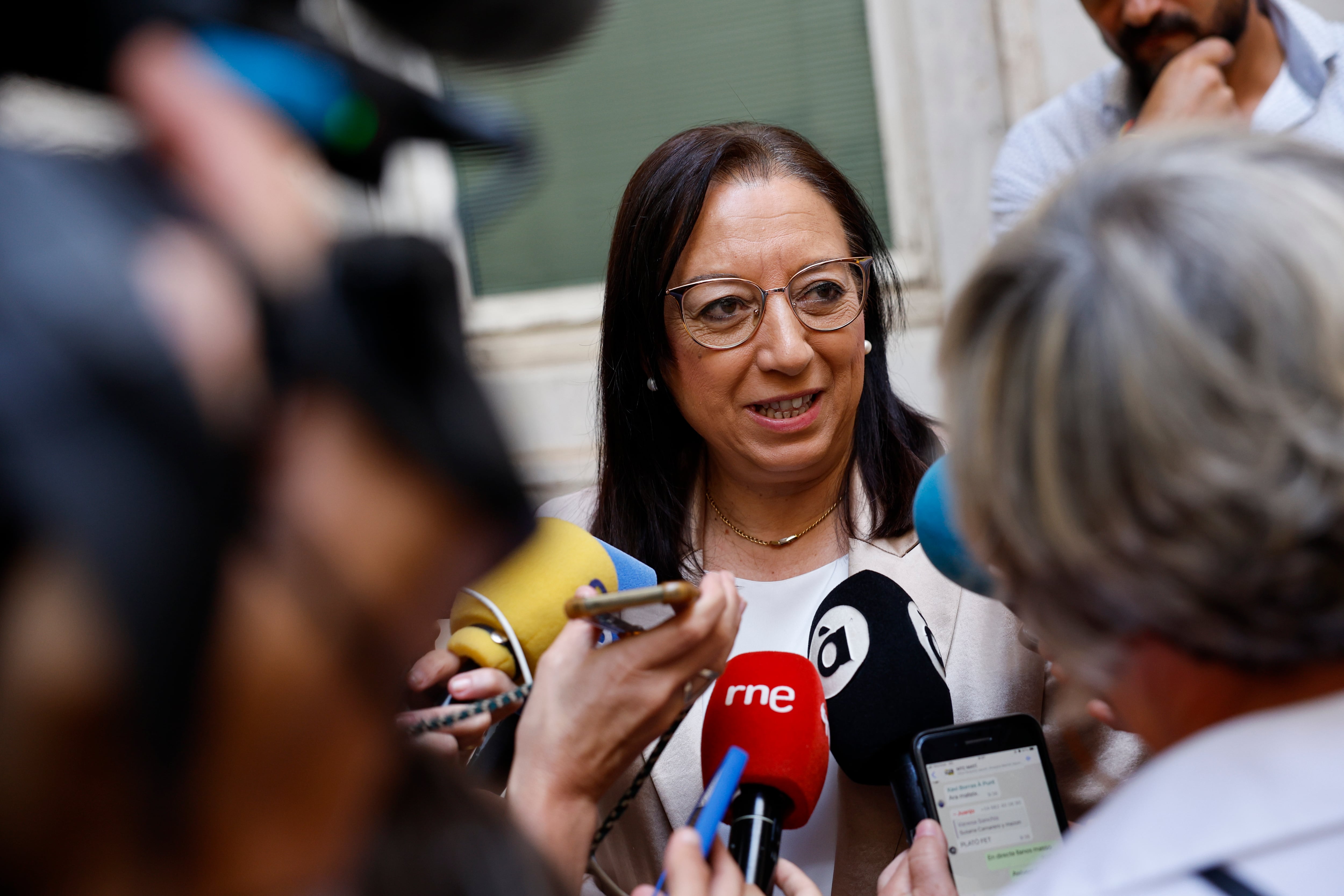 La presidenta de Les Corts Valencianes, Llanos Massó (Vox), realiza unas declaraciones antes del pleno de Les Corts en las que ha asegurado que en la Comunitat Valenciana se apoyará la decisión que adopte esta tarde el líder nacional de su partido, Santiago Abascal, y el comité ejecutivo de la formación en torno a la continuidad del pacto de gobierno en el ejecutivo presidido por Carlos Mazón (PP)