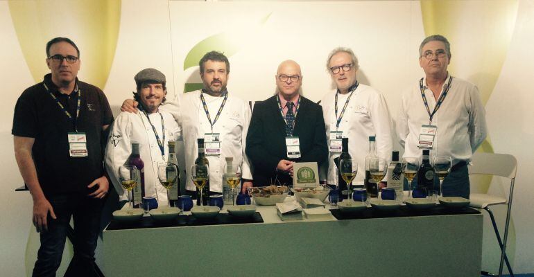 El diputado de Promoción, Manuel Fernández, junto a cocineros que han visitado el stand de la Diputación.