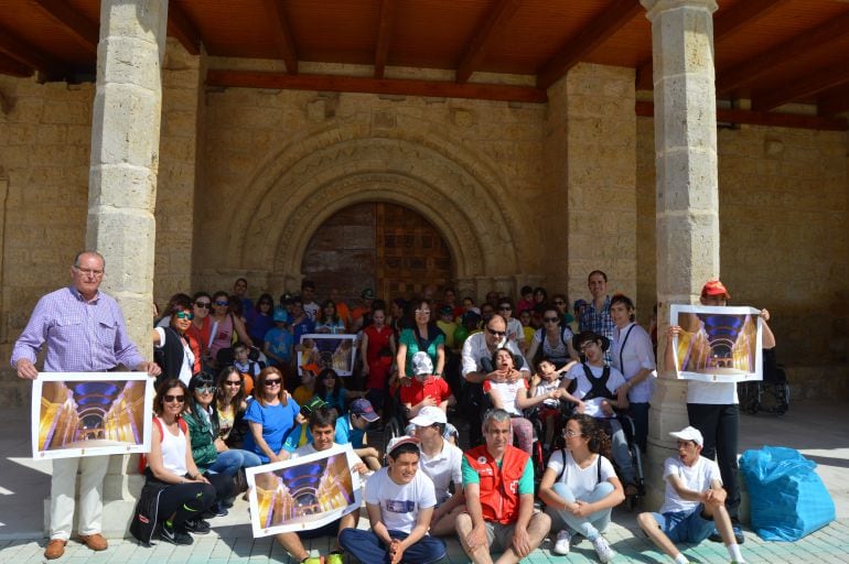 Los visitantes de Carrechiquilla con el Alcalde de Becerril de Campos, Mario Granda